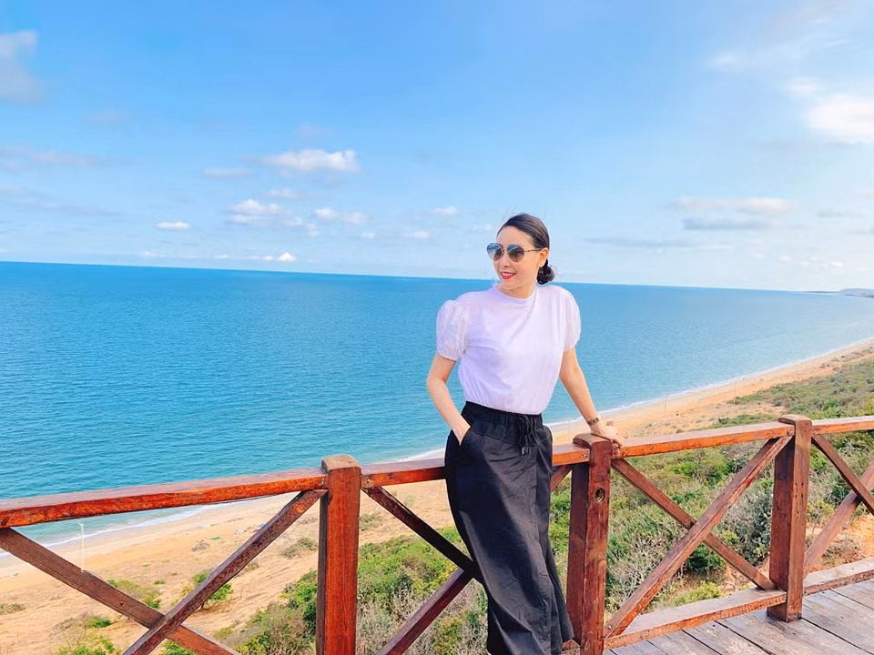 Đen trắng là hai gam màu thời trang sang chảnh thường được Hà Kiều Anh lựa chọn.