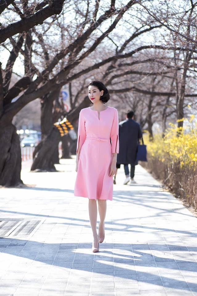 Người đẹp diện đầm hồng trẻ trung tới mức không ai nghĩ cô đã 43 tuổi.