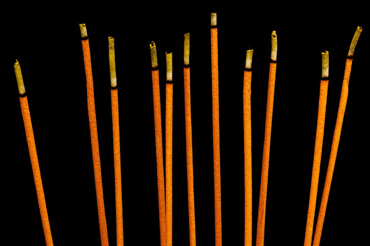 Cây nhang: Mùi thơm của những cây nhang tỏa ra trong nhà bạn cũng nằm trong danh sách những yếu tố nguy hại. Giống như hương muỗi, khói mà chúng thải ra có chứa một số hợp chất nguy hiểm ảnh hưởng tiêu cực đến sức khỏe của chúng ta. Ảnh: BS.