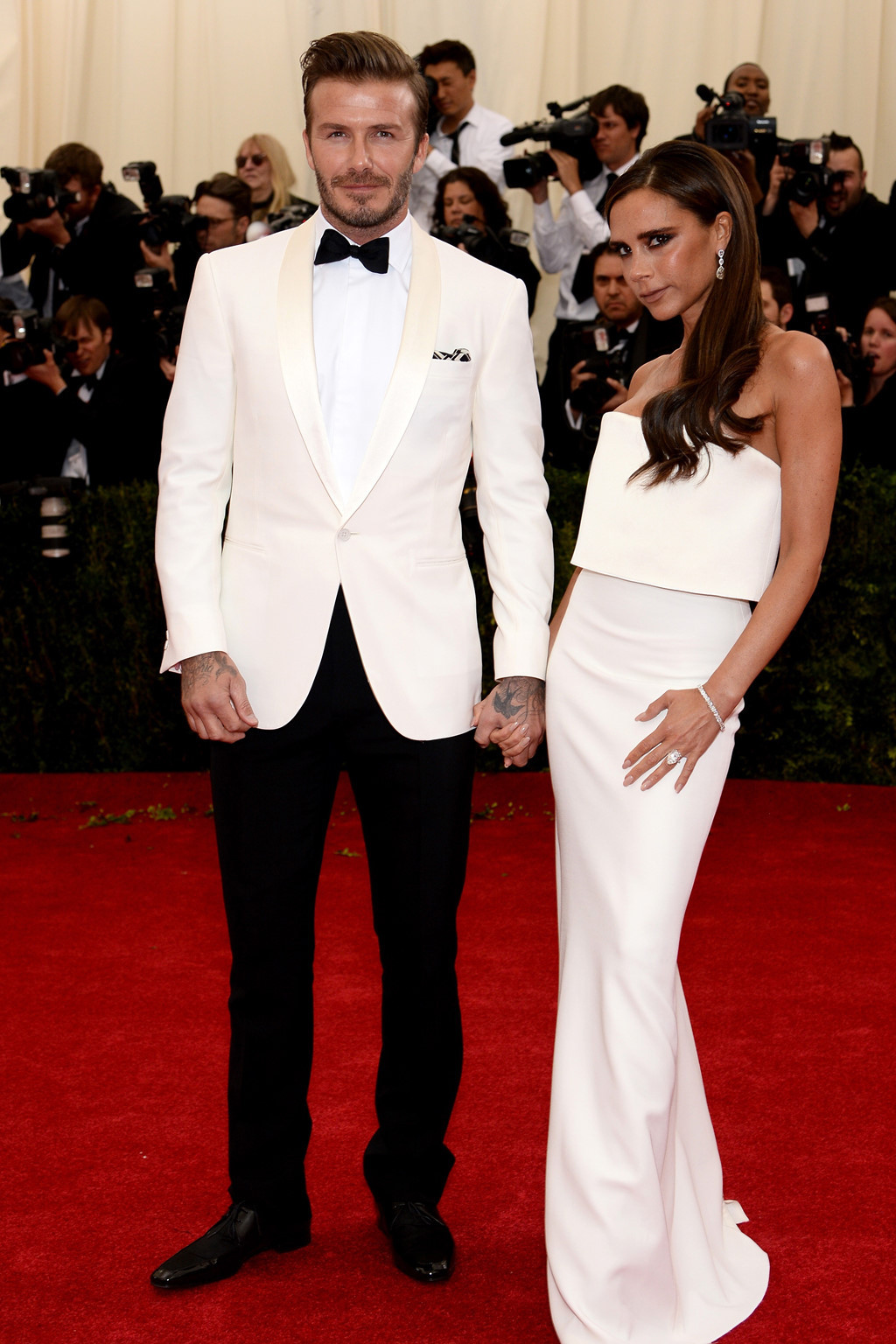 Khi tham gia các sự kiện, trang phục của Beckham luôn có sự đồng điệu với vợ thông qua những gam màu trung tính.