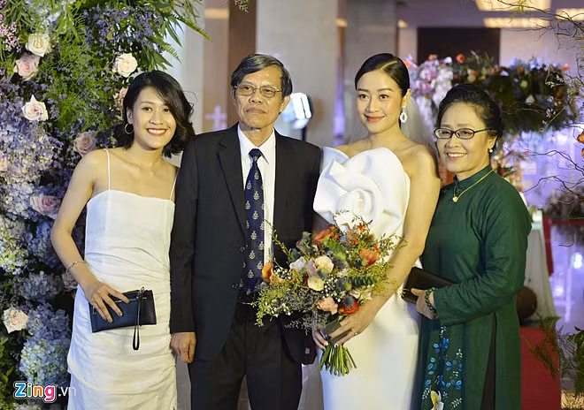 Mẫu váy cưới của Phí Linh được Đỗ Mạnh Cường làm từ chất liệu vải xốp cao cấp, tạo độ thoáng mát, không gây bức bí. Ảnh: Zing.