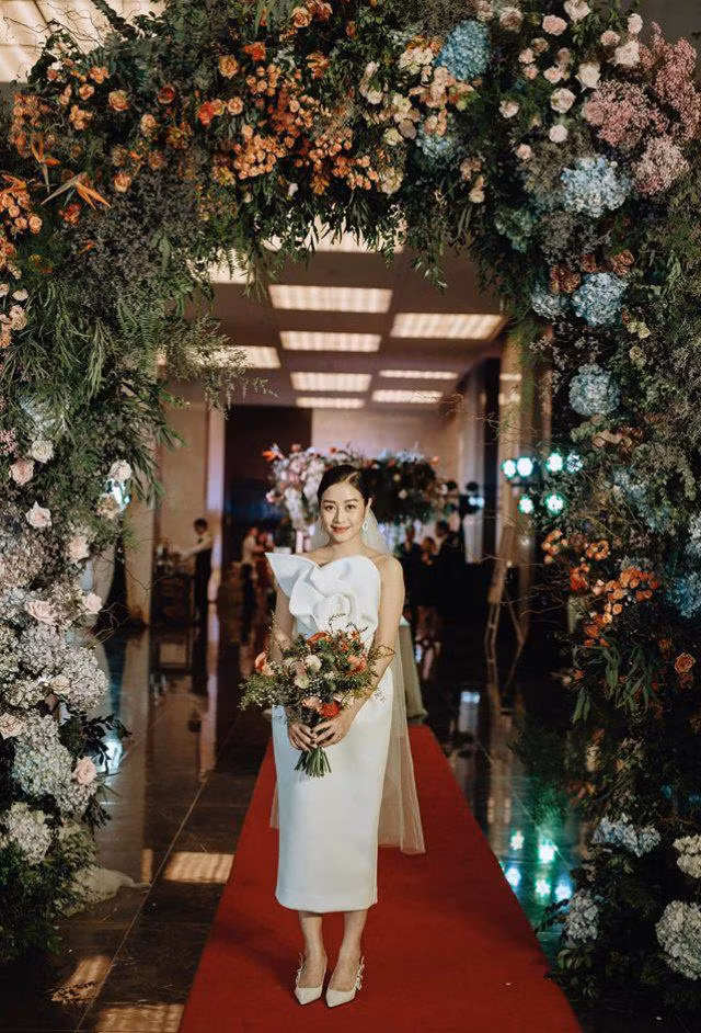 Trong ngày 14/6, Phí Linh đã tổ chức đám cưới ở Hà Nội. Cô diện mẫu đầm cưới tối giản của Đỗ Mạnh Cường. Bộ đầm do Đỗ Mạnh Cường thực hiện có điểm nhấn là đóa hoa hồng to bản trước ngực, không đính kết cầu kỳ theo xu hướng váy cưới tối giản đang 'làm mưa làm gió' trên thế giới.