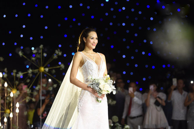 Khi làm lễ, MC Phương Mai diện váy cưới khoét sâu khoe ngực đầy. Chất liệu vải mỏng manh, xuyên thấu có thêu hoa văn mềm mại giúp nữ MC vô cùng quyến rũ.