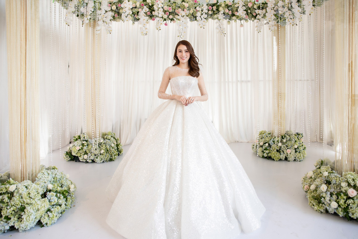 Ngày 30/4 đầu năm, người mẫu Lê Hà đã chính thức tổ chức hôn lễ cùng ông xã điển trai tại quê nhà Gia Lai. Cô khiến người hâm mộ choáng ngợp bởi độ chịu chơi khi mạnh tay chi gần nửa tỷ đồng cho chiếc váy cưới trong ngày trọng đại. NTK Linh Nga lựa chọn chất liệu vải đẳng cấp nhất nhập khẩu từ Pháp để bảo đảm hiệu ứng phát sáng lấp lánh cho cô dâu trong ngày trọng đại.