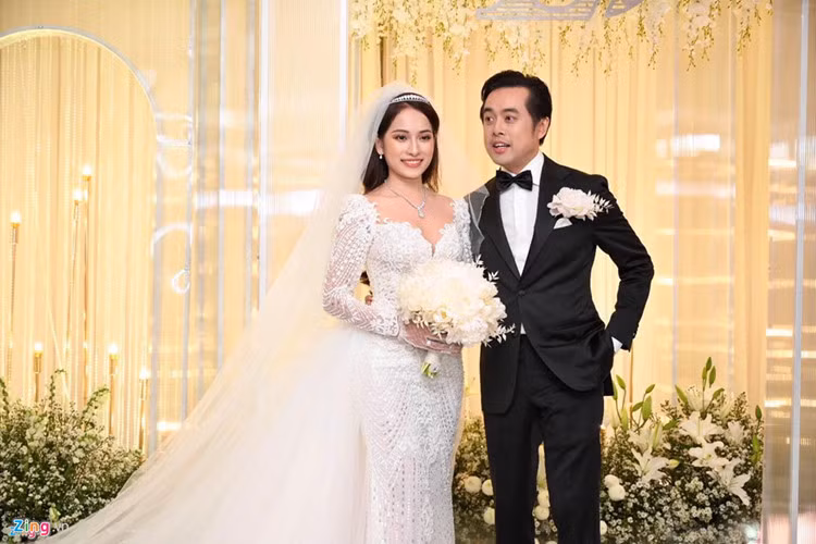 Trong ngày cưới hồi đầu tháng 6 vừa qua, Sara Lưu chọn váy cưới lộng lẫy do NTK Chung Thanh Phong thiết kế. Chiếc váy chất liệu ren, dáng đuôi cá, ôm sát, giúp chủ nhân khoe thân hình gợi cảm. Để phù hợp với vóc dáng thon thả của bà xã Dương Khắc Linh, nhà thiết kế Chung Thanh Phong đã khéo léo sáng tạo nên mẫu đầm đuôi cá với phom dáng ôm sát, đồng thời đính họa tiết hoa tinh xảo trên ngực áo cũng như dọc thân và gấu váy. Ảnh: Zing.