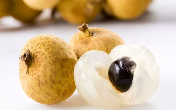 Nhãn Nhị Quý: Vào mùa nhãn, những cây nhãn xuê xuê, chi chít quả khiến cho du khách không khỏi thèm thuồng. Riêng xã Nhị Quý nổi tiếng với các loại nhãn chất lượng thơm ngon, hơn hẳn các vùng miền khác. Quả nhãn to, hột nhỏ, cơm dày, vỏ mỏng, vị ngọt thanh, dễ chịu.