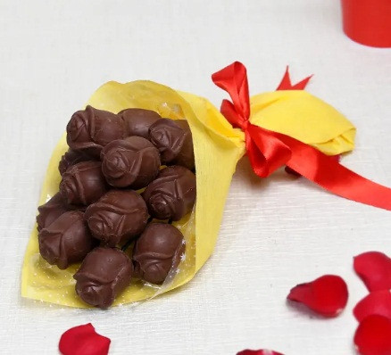 Bó hồng làm từ socola này hứa hẹn chinh phục trái tim bạn gái. Ảnh: Internet.