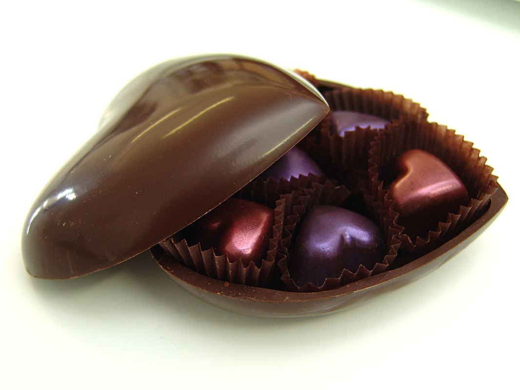 Nhận được hộp socola trái tim lồng trái tim này thì có nàng nào không rung động?