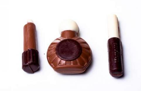 Người ta còn sáng tạo ra cả nước hoa hay thỏi son từ socola chính hiệu.