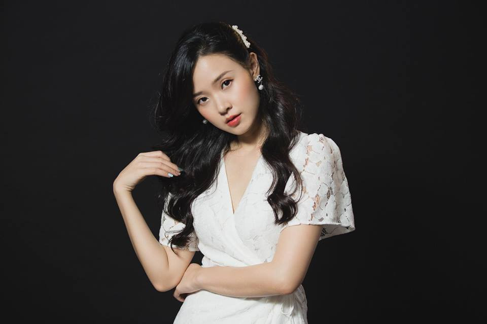 Trang phục màu trắng được hot girl đặc biệt yêu thích.