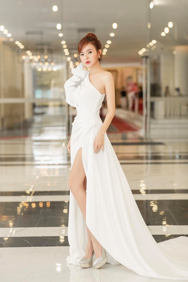 Thời trang thảm đỏ hay sự kiện của người đẹp này khá nữ tính và quyến rũ.