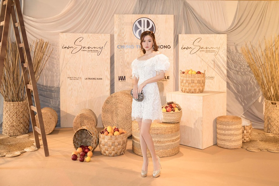 Không lạm dụng son phấn, đời thường Midu thường trang điểm rất nhẹ nhàng, tự nhiên.