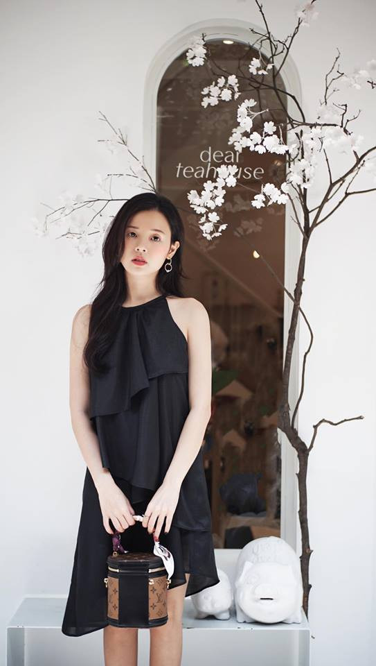 Cô nàng diện váy cổ yếm rất nữ tính.