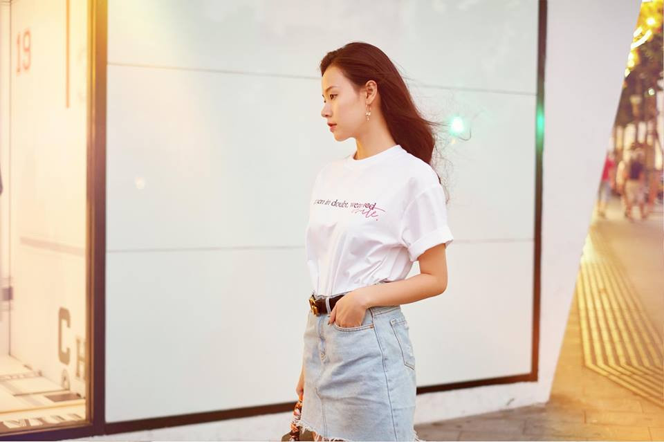 Đôi khi Midu cũng rất giản dị và nhẹ nhàng với áo phông và chân váy jean năng động. Ảnh: FBNV.