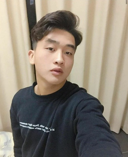 "Soái ca" của đội tuyển U22 Việt Nam diện áo thun đơn giản và vuốt tóc trông bảnh hết mức.