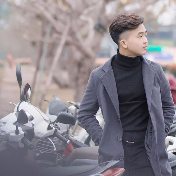 Anh chàng sinh năm 2000 có cách ăn mặc mang hơi hướng Hàn Quốc.