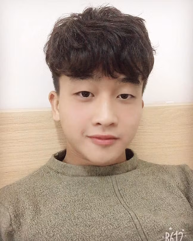 Cùng với nụ cười híp mí, Trần Danh Trung trông chẳng khác gì các mỹ nam xứ Hàn.