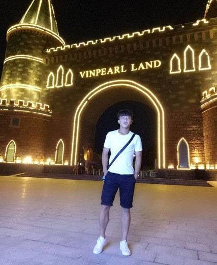 Khi đi chơi, Danh Trung chọn áo phông, quần short và giày thể thao năng động. Ảnh: FBNV, Instagram.