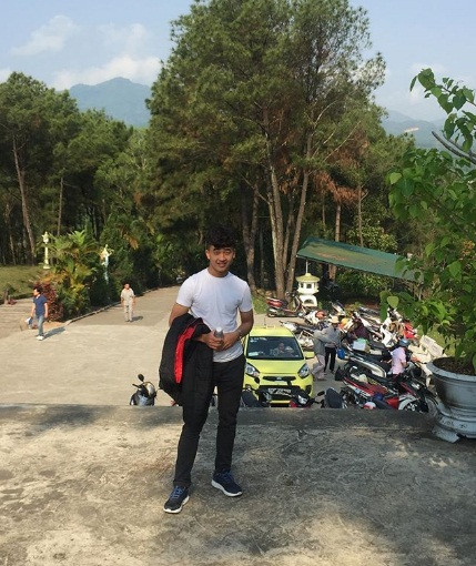 Ngay cả khi mặc áo phông đơn giản, anh cũng toát lên vẻ điển trai và nam tính.