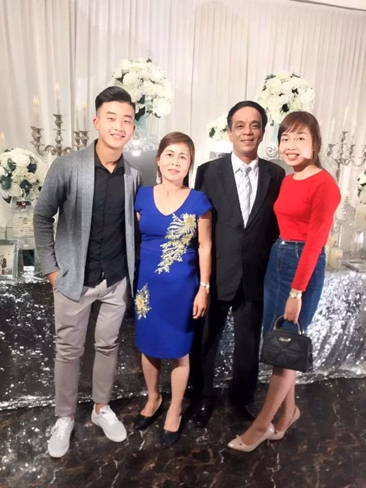 Với vóc dáng cao hơn 1,7m, Danh Trung diện sơ mi cùng quần âu vô cùng đẹp.