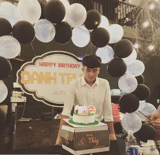 Chàng tiền vệ U22 diện áo sơ mi trắng cực bảnh bao trong ngày sinh nhật thứ 18.