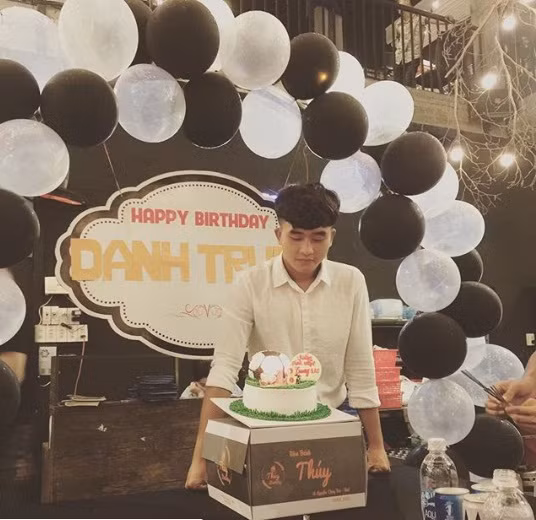 Chàng tiền vệ U22 diện áo sơ mi trắng cực bảnh bao trong ngày sinh nhật thứ 18.