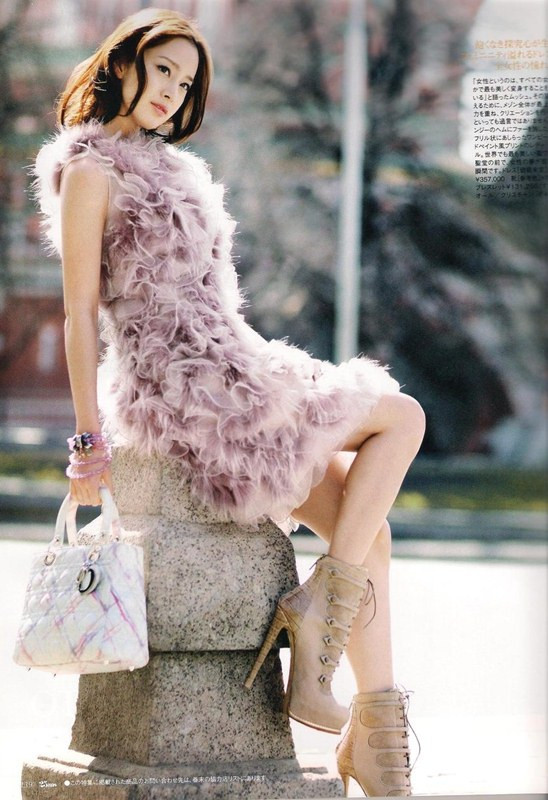 Nữ diễn viên trở nên thời thượng và cá tính với chiếc đầm màu hồng tím nhẹ.