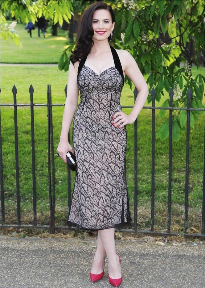 Vẻ đẹp "phồn thực" của mỹ nhân này càng được tôn lên khi cô chọn trang phục gợi cảm.