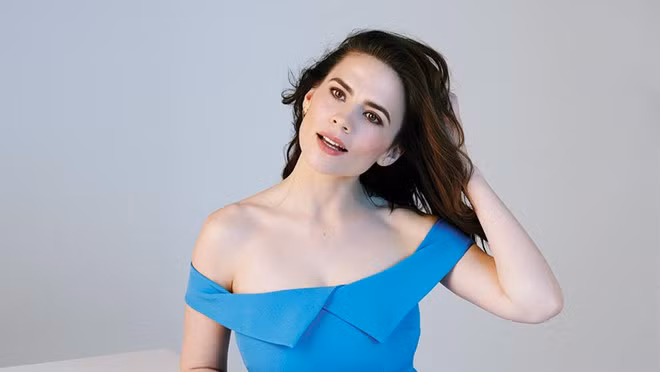 Hayley Atwell mang hai dòng máu Anh - Mỹ không còn là gương mặt xa lạ với khán giả, đặc biệt trong dòng phim siêu anh hùng. Cô chính là người thủ vai Peggy Carter, bạn gái của Captain America.