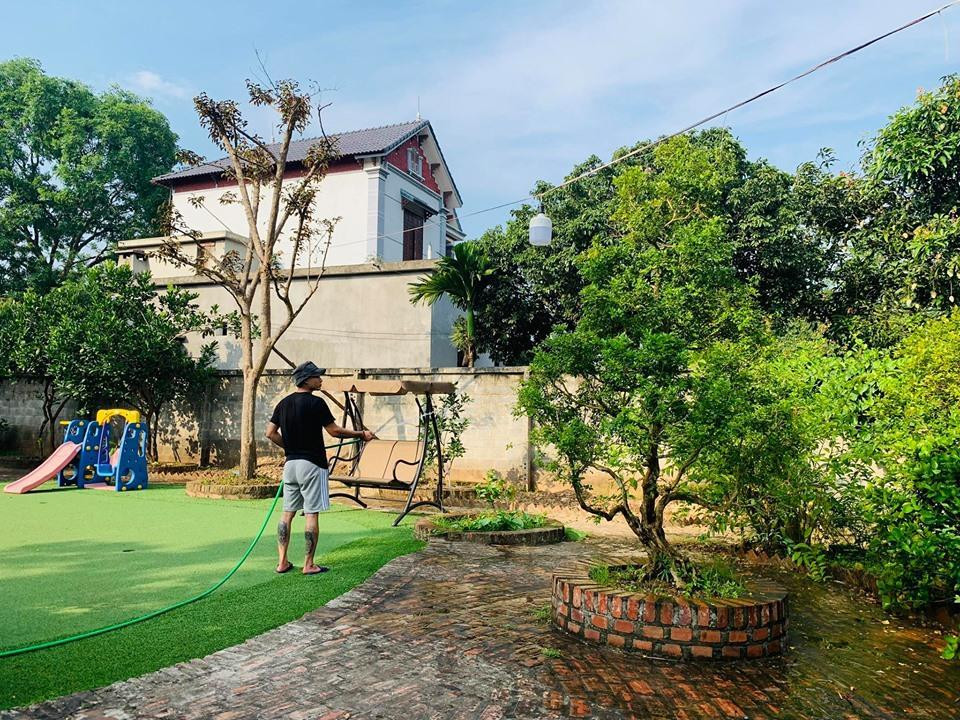 Hồng Đăng cũng dự định sẽ cải tạo khu biệt thự này với bể bơi và khu vui chơi dành cho các con.