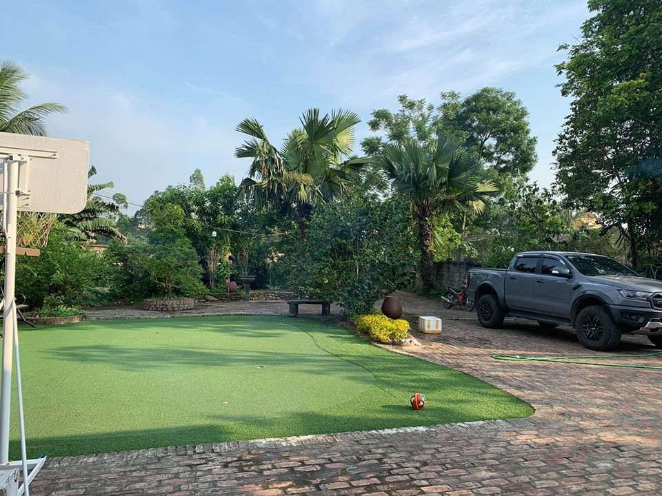 Trước cửa căn biệt thự được nam diễn viên cải tạo thành bãi cỏ sạch làm không gian vui chơi cho các con.