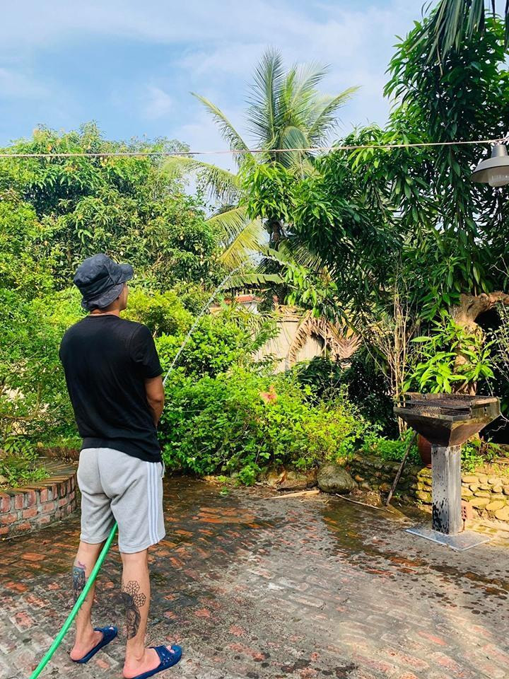 Mỗi khi có thời gian rảnh rỗi, nam diễn viên thường lái xe đưa vợ con về căn nhà tại Đại Lải để nghỉ dưỡng, vui chơi.