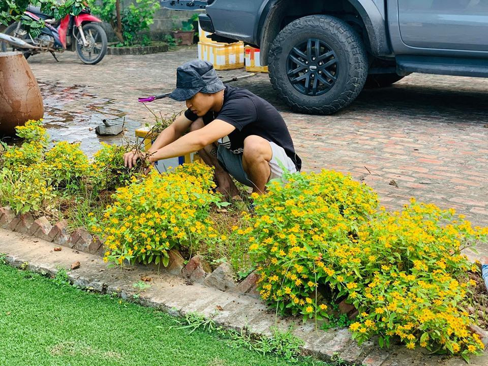 Ngoài những giờ đi quay, Hồng Đăng còn tự tay chăm sóc cây cảnh trong vườn nhà như một niềm vui nho nhỏ.