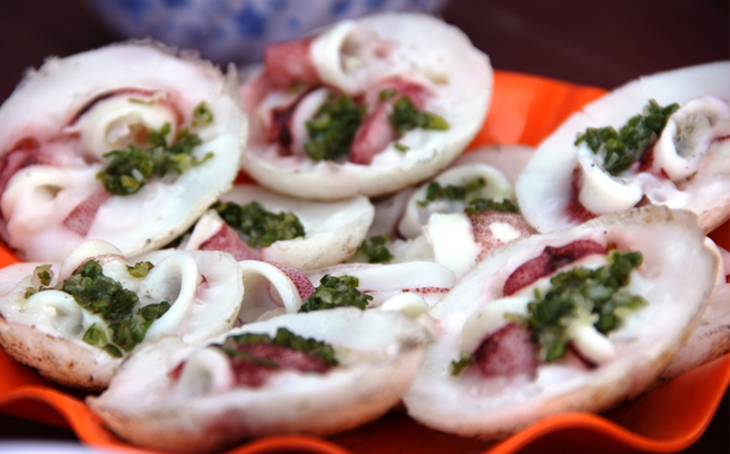 Có thể nói điều làm nên cái ngon đậm vị của món bánh này là nước chấm pha vừa miệng và xoài băm ăn kèm rau. Bánh căn hải sản ở đây có nhiều loại nhân cho bạn lựa chọn như: tôm, mực, cua, cá cơm,...