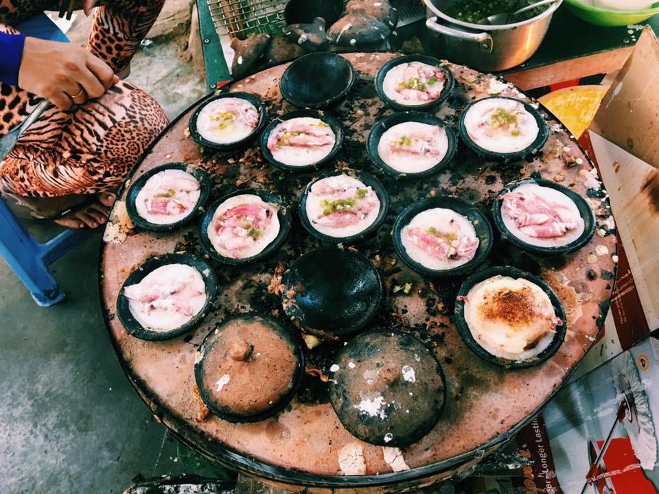 Bánh căn hải sản là món mà bạn nhất định phải thưởng thức khi du lịch Bình Ba. Bánh căn hải sản ăn kèm với rau sống và nước mắm.