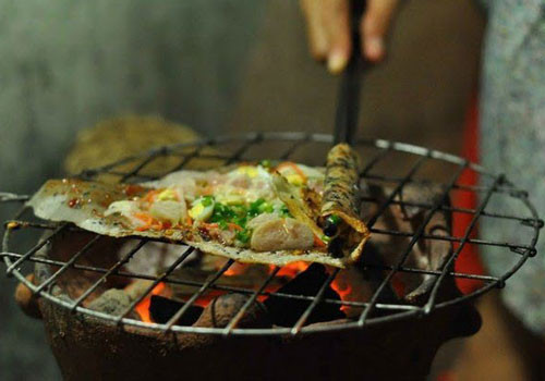 Cũng được nướng với nhân là trứng gà và hành lá thế nhưng thay vì có thịt, khô bò, ruốc khô, phô mai thì người dân ở đây lại chan lên đó nước mắm pha chung với ớt xay nhuyễn và mắm ruốc nức danh của Bình Ba. Nếu có dịp đến du lịch Bình Ba thì phải thưởng thức món ăn vặt vô cùng lạ này nhé.