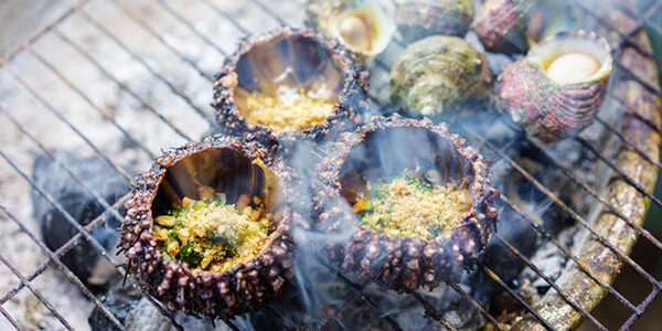 Món nhum được thưởng thức phổ biến nhất là nhum nướng với trứng và hành lá. Mùi thơm của món ăn này có một sức hút cực quyến rũ.