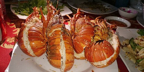 Cách ăn tôm hùm ngon nhất là nướng hoặc hấp và phần đầu dùng để nấu cháo vô cùng ngon ngọt. Bên cạnh tôm hùm, du khách đến Bình Ba còn có thể thưởng thức được nhiều loại hải sản tươi ngon khác như mực, ốc, cá... 