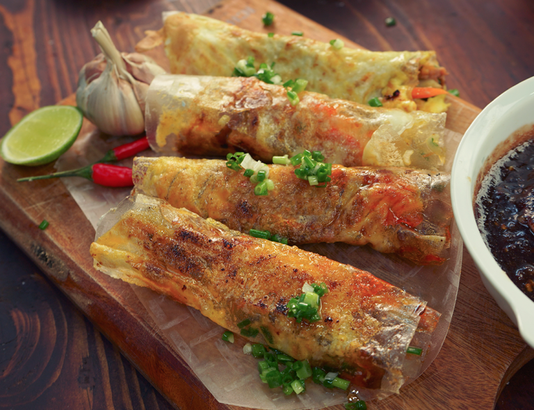 Bánh tráng nướng mắm ruốc là món ăn vặt đặc sản tại hòn đảo Bình Ba nhỏ bé.