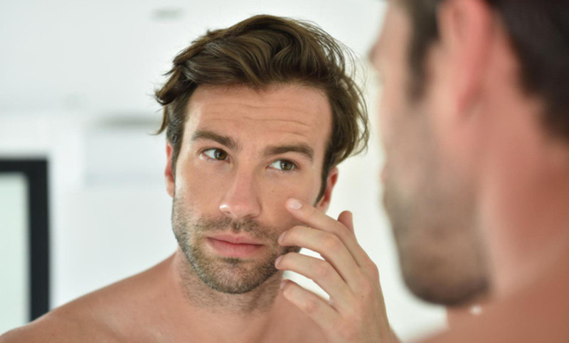 Làm thế nào nam giới có thể trì hoãn và ngăn chặn lão hóa?Giữ một lịch sinh hoạt khoa học mỗi ngày, trong đó, đảm bảo ngủ ít nhất 8 giờ, duy trì vận động khoa học để tăng tốc độ trao đổi chất và tăng cường hệ thống miễn dịch. 