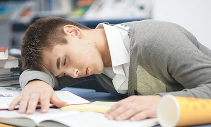 Không thể thức khuya, buồn ngủ sớm: Bạn sẽ cảm thấy mệt mỏi rã rời khi thức khuya hoặc đang thức thì cơn buồn ngủ ập đến khiến bạn không thể gắng gượng được. Đây chính là thời gian bạn bước vào giai đoạn lão hóa tăng tốc, cần sớm tập trung chú ý rèn luyện sức khỏe.