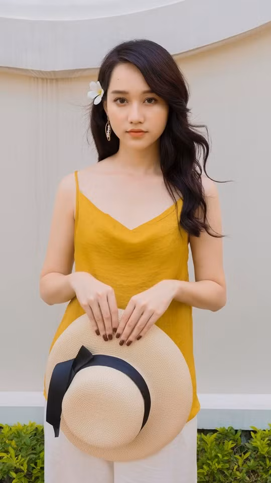 Nữ diễn viên có một vẻ cuốn hút rất lạ.