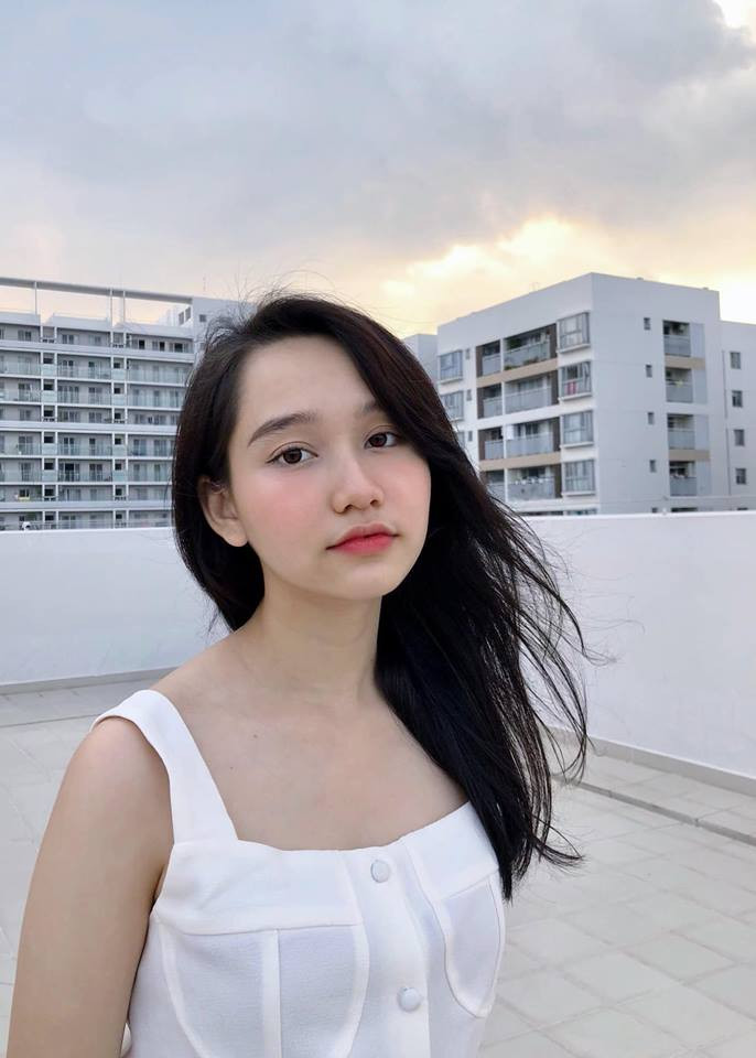 Nữ chính Mắt Biếc thường diện những kiểu trang phục hai dây để khoe làn da trắng nõn.