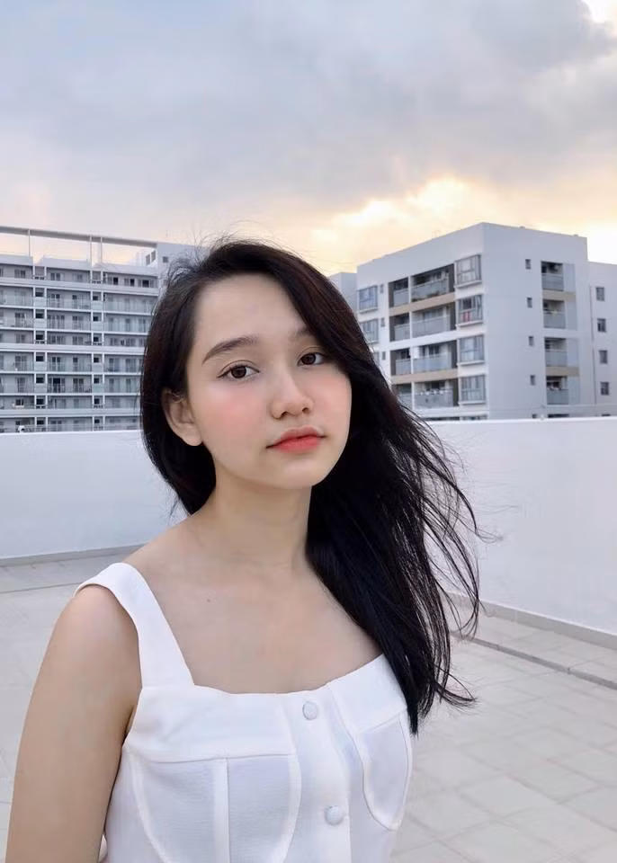 Nữ chính Mắt Biếc thường diện những kiểu trang phục hai dây để khoe làn da trắng nõn.