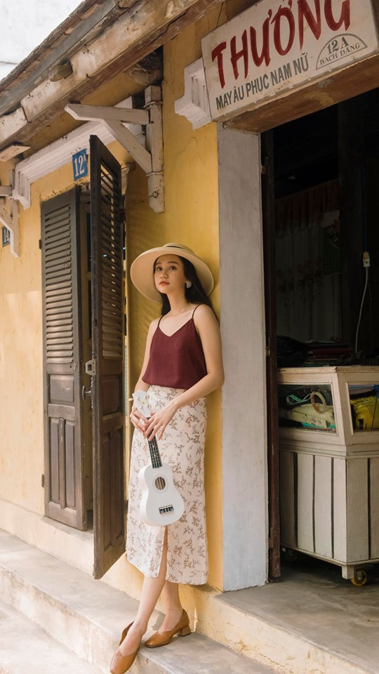 Áo hai dây là item thường xuyên xuất hiện trong các set đồ của cô nàng 21 tuổi.