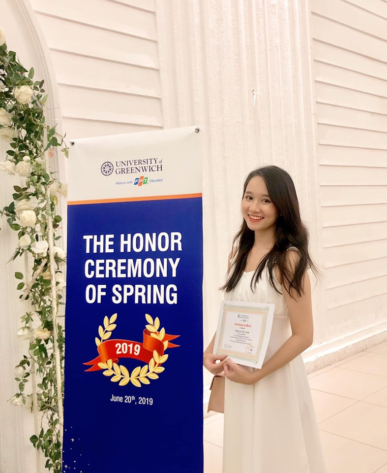 Trúc Anh diện váy trắng vừa nền nã vừa quyến rũ.