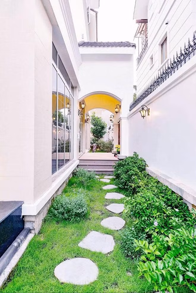 Dai gia ngam trong gioi showbiz: Toc Tien bong lo nha rieng sam uat-Hinh-7