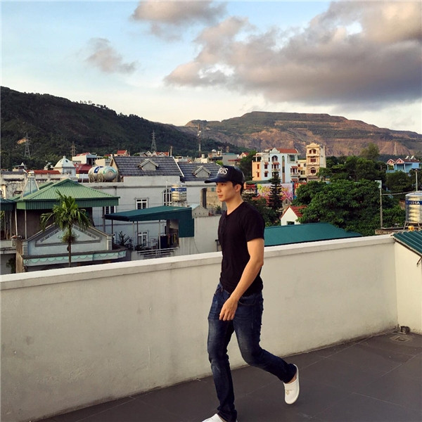 Anh diện quần jean và áo sơ mi rất ngầu.