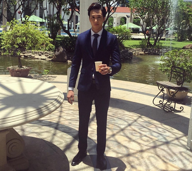 Chàng bác sĩ kiêm người mẫu này thường xuyên diện vest lịch lãm.