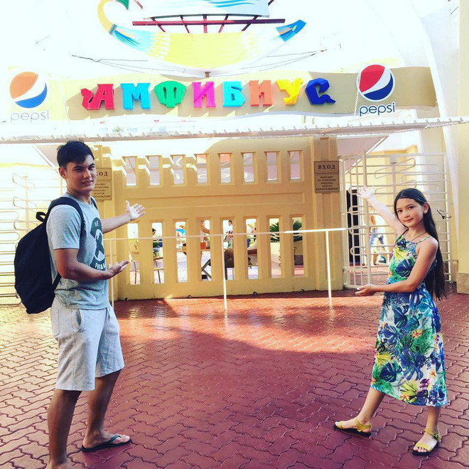 Em ruột của Văn Lâm là Đặng Văn Mạnh và Đặng Thanh Giang. Hai em của chàng thủ môn điển trai đang sinh sống cùng bố mẹ tại Nga, chỉ có Văn Lâm là hoạt động tại Việt Nam.